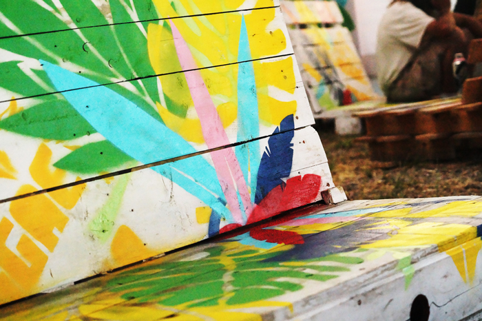 photos de bancs en palette bombés au pochoir - décoration du Chill Out du Reggae Sun Ska