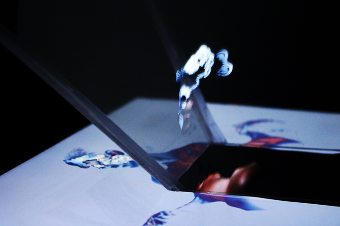 autoportrait en hologramme avec masque en paper art - projet numérique