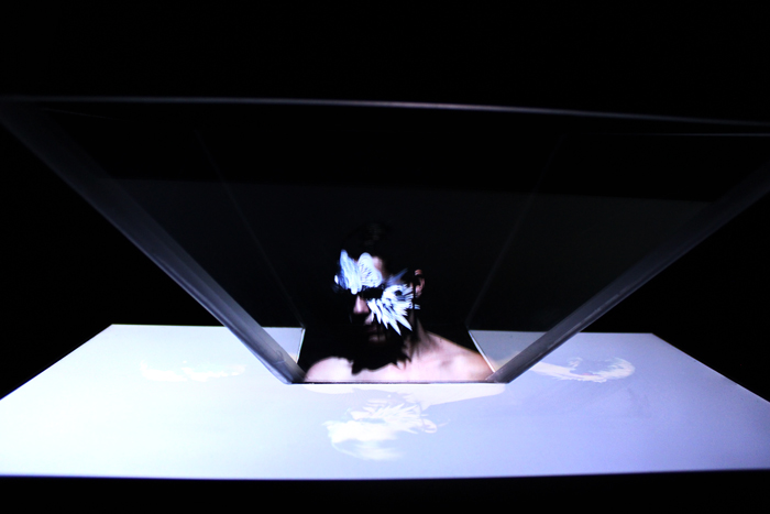 autoportrait en hologramme avec masque en paper art - projet numérique